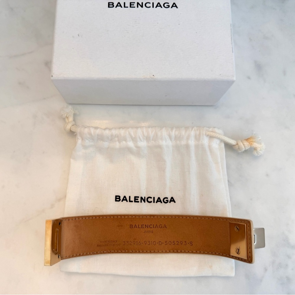 HOT! Balenciaga Silver Lock Cream Leather Bracelet with Gold-Tone Plaque - Picture 5 of 6